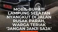 Mobil dinas Bupati Lampung Selatan Radityo Egi Pratama sempat kesulitan melintasi jalan rusak parah di Desa Helau, Merbau Mataram.

Jalan yang dipenuhi lubang dan batu itu langsung dikeluhkan warga kepada Egi. Mereka mengaku kerusakan sudah berlangsung lama dan bahkan pernah menyebabkan warga men...