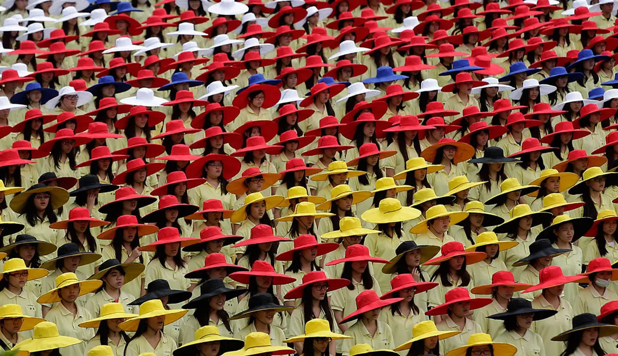 Topi warna-warni dari peserta parade mewarnai perayaan Hari Nasional Taiwan di depan Kantor Kepresidenan di Taipei, (10/10/2014). (REUTERS/Pichi Chuang)
