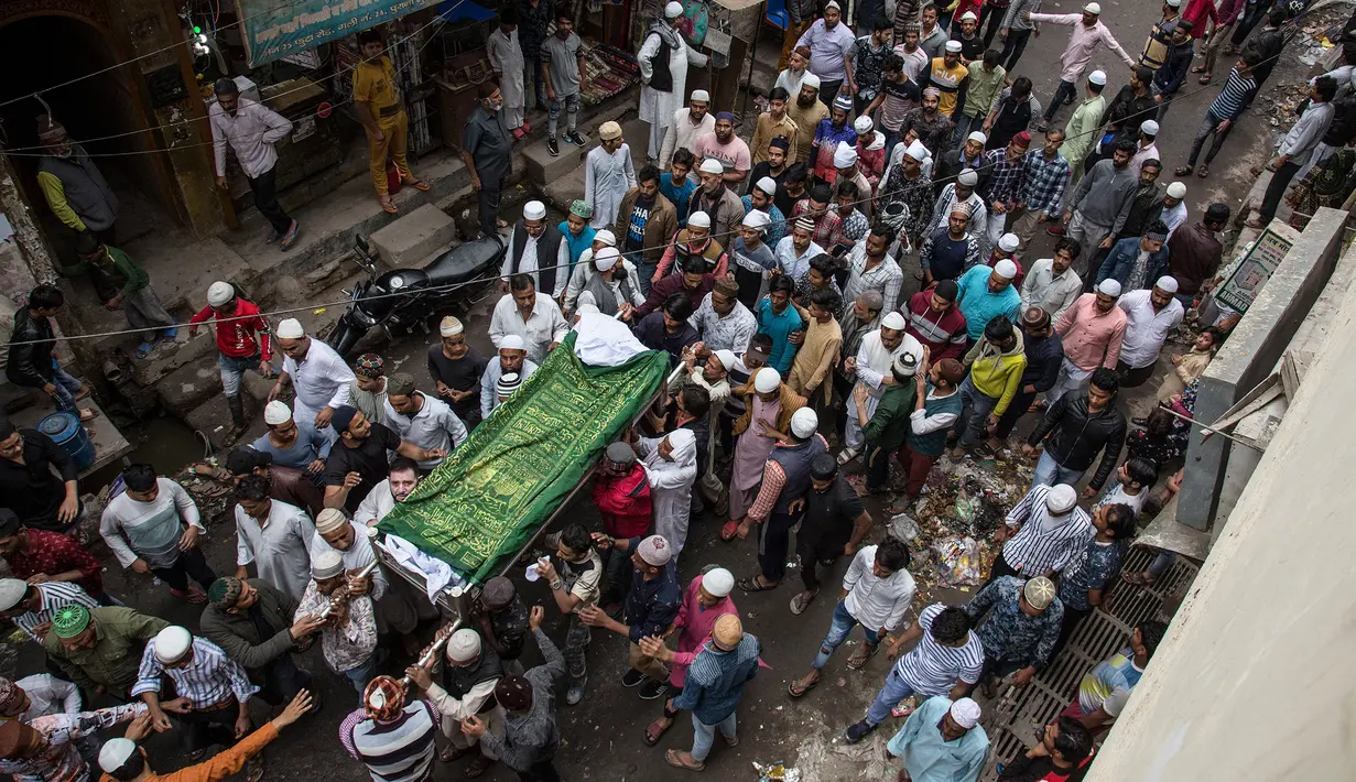 Sejumlah orang menggotong jenazah korban kerusuhan yang akan dimakamkan di New Delhi, India, Sabtu (29/2/2020). Jumlah korban tewas dalam aksi kekerasan komunal di New Delhi bertambah menjadi 42 orang. (Xinhua/Javed Dar)