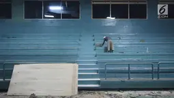 Pekerja mengerjakan renovasi GOR Soemantri Brodjonegoro di Jakarta, Selasa (14/11). Pemprov DKI Jakarta merenovasi 10 GOR untuk mendukung pelaksanaan Asian Games 2018. Proyek renovasi ini ditargetkan selesai pada Mei 2018. (Liputan6.com/Immanuel Antonius)