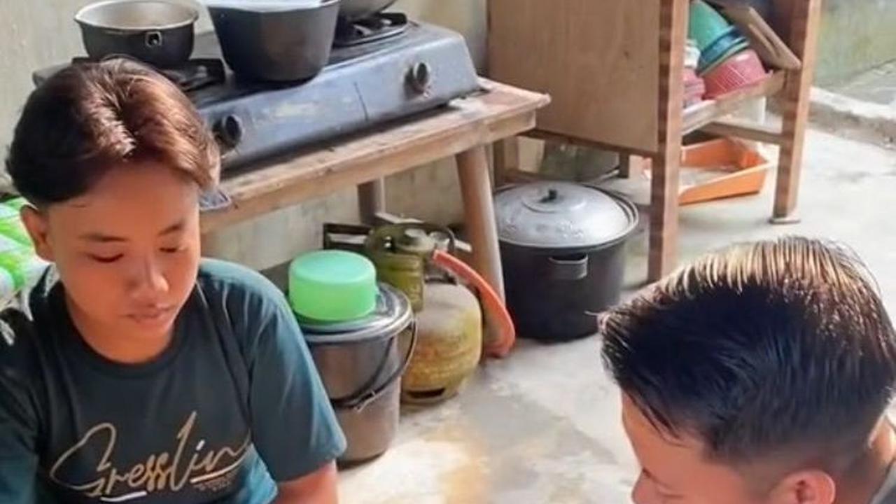 Usai videonya viral, pemilik akun @margacistha pun kembali berkunjung sambil membawa bantuan berupa kebutuhan pokok. Tampak ada beras, mie, dan kebutuhan pokok lain.