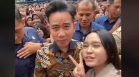 Viral Siswi Berkali-kali Salaman dan Foto Bersama Gibran Rakabuming, Warganet Singgung Selvi Ananda.&nbsp; foto: TikTok @anothersideofashaa