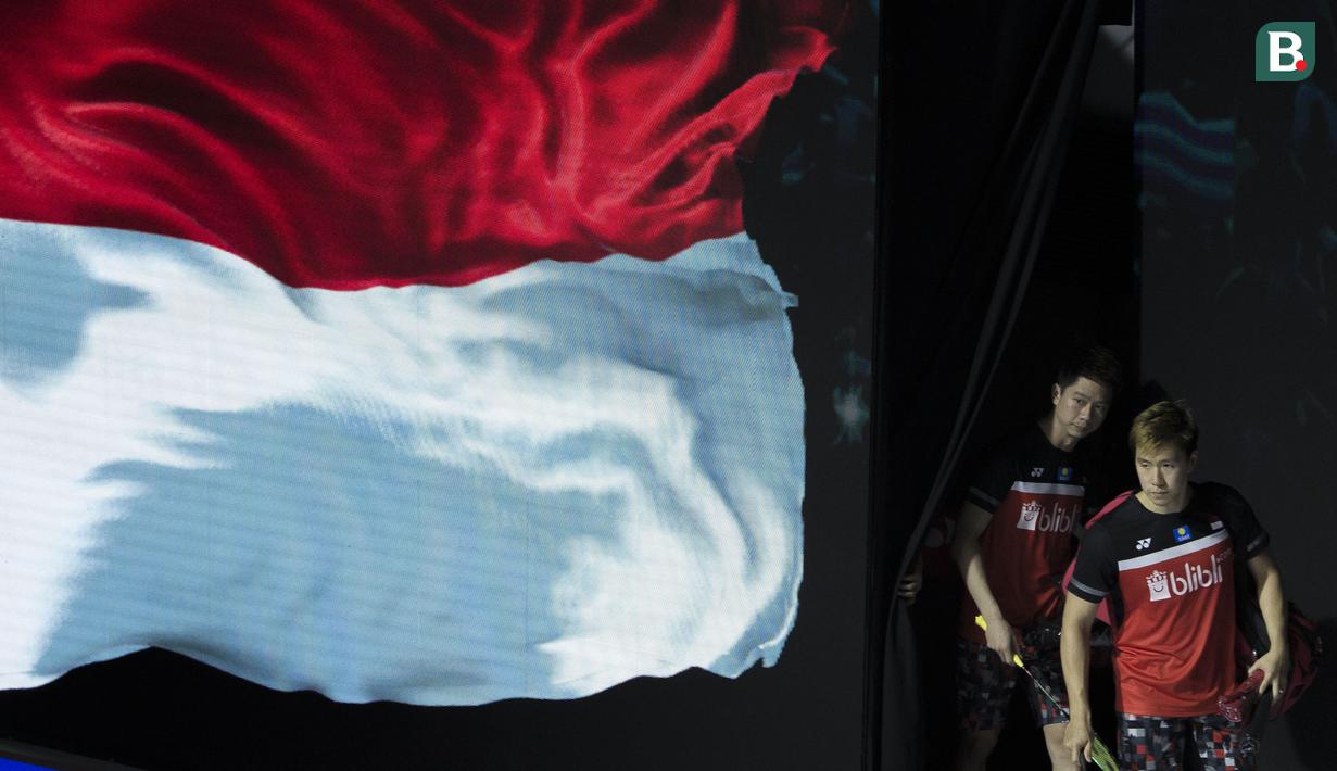 Pasangan ganda putera Kevin Sanjaya / Marcus Gideon memasuki arena pertandingan untuk menghadapi Li Junhui/Liu Yuchen pada semifinal Indonesia Open 2019. (Bola.com/Peksi Cahyo)