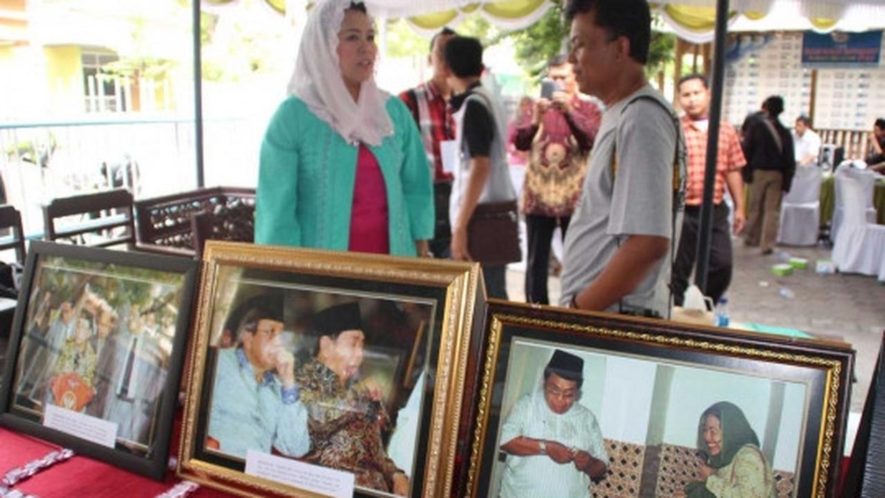 Melihat pameran foto Gus Dur saat menjadi Presiden