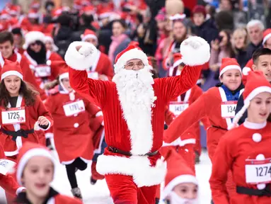 Orang-orang berpakaian seperti Sinterklas mengambil bagian dalam Santa Claus Run di Pristina, Kosovo, Minggu (16/12). Ratusan pelari berpartisipasi dalam lomba lari amal untuk menggalang dana bagi keluarga yang membutuhkan di Kosovo. (Armend NIMANI/AFP)