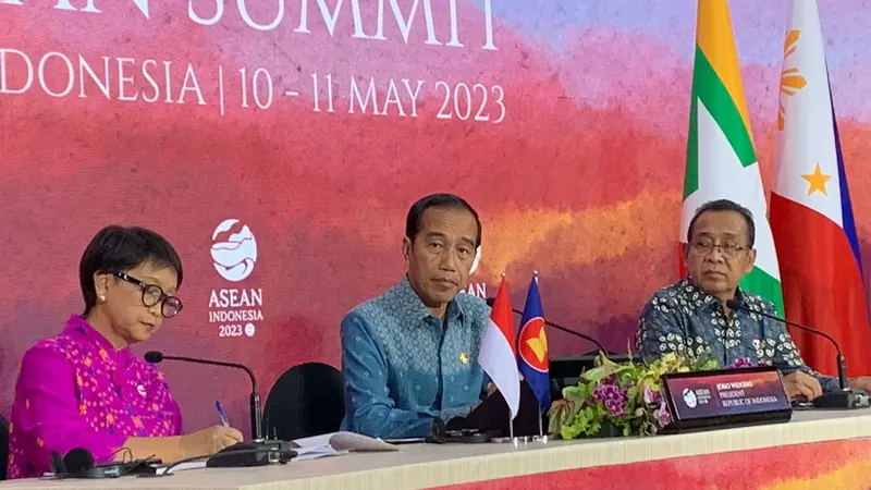 Konferensi pers oleh Presiden RI Joko Widodo (Jokowi) didampingi oleh Menlu Retno Marsudi dan Mensesneg Pratikno usai KTT ke-42 ASEAN 2023 di Media Center, Labuan Bajo, Nusa Tenggara Timur (NTT), Kamis (11/5/2023). (Liputan6/Benedikta Miranti)