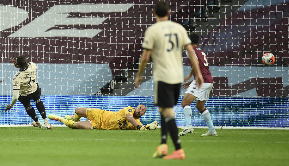 Pemain Manchester United Paul Pogba (kiri) mencetak gol ke gawang Aston Villa pada pertandingan Premier League di Villa Park, Birmingham, Inggris, Kamis (9/7/2020). Manchester United menang 3-0. (AP Photo/Oli Scarff, Pool)