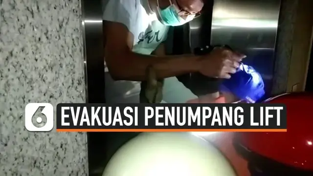 Petugas Damkar mengevakuasi 2 penumpang Lift yang ada di Optik Melawai Kramat Pela Jakara Selatan. Evakuasi berlangsung dramatis.