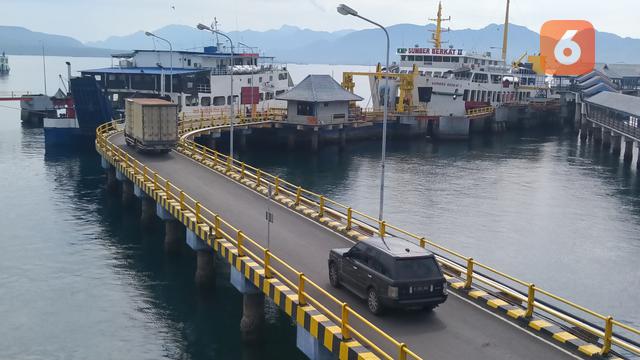 Aktivitasdi Pelabuhan ASDP Ketapang Banyuwangi, Sejumlah Kendaraan Masuk Ke dalam Kapal  Untuk Meneybrang ke Pelabuah Lembar Lombok (Hermawan Arifianto/Liputan6.com)