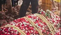 6 Potret Pemakaman Vidi Aldiano, Suasana Penuh Haru Diiringi Hujan