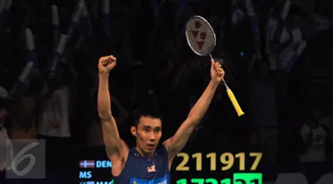 Tunggal putra Malaysia, Lee Chong Wei mengangkat tangan usai menumbangkan Jan O Jorgensen (Denmark) di final BCA Indonesia Open 2016, Jakarta, Minggu (5/6/2016). Lee Chong Wei unggul 17-21, 21-19, 21-17. (Liputan6.com/Helmi Fithriansyah)