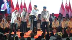 Presiden Joko Widodo berbincang saat menghadiri Silaturahmi Nasional Pemerintahan Desa se-Indonesia di Jakarta, Rabu (10/4). Presiden  Jokowi mengatakan akan terus menaikkan jumlah dana desa serta memudahkan sistem laporan pertanggung jawabannya. (Liputan6.com/Angga Yuniar)