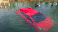 Seorang Wanita Mengikuti Arahan GPS untuk Menyetir Masuk ke Danau.