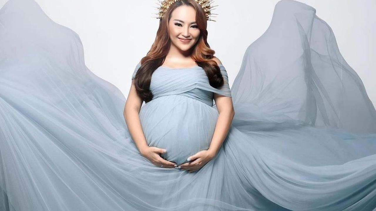 Dengan aura ibunda yang kalem dan dewasa, hasil jepretan @staaar_studio untuk maternity Mpok Alpa kali ini mendapat banyak pujian.<br>
