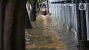 Pengendara nekat menerobos genangan banjir di Jalan dr Sutomo, Pasar Baru, Jakarta, Selasa (25/2/2020). Hujan yang mengguyur Jakarta sejak Senin (24/2) malam membuat sejumlah kali meluap dan menyebabkan banjir. (Liputan6.com/Helmi Fithriansyah)