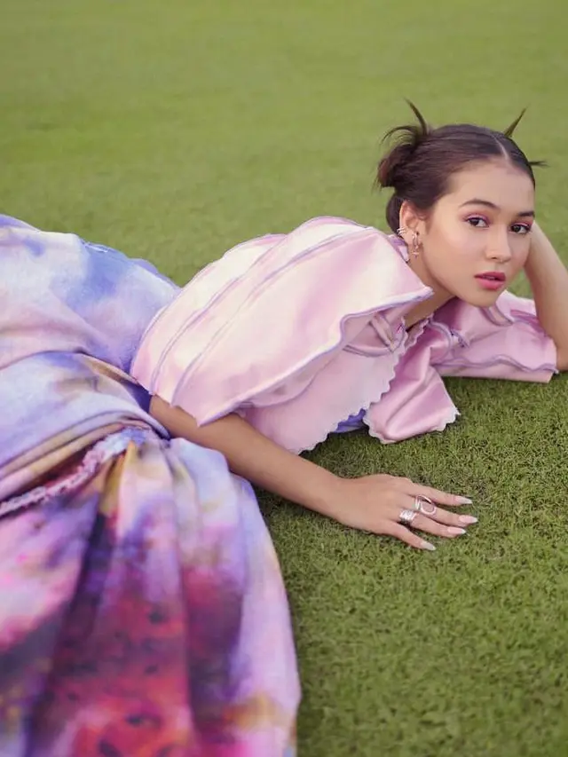 8 Gaya Pemotretan Sandrinna Michelle Berbalut Gaun Colorful, Banjir Pujian Disebut Seperti Barbie Hidup