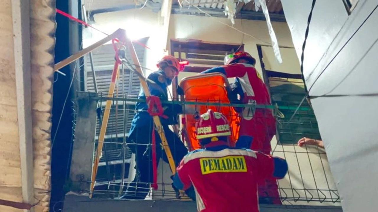 Momen Dramatis Petugas Damkar Satu Jam Evakuasi Jenazah Berbobot 120 Kilogram dari Lantai Dua Rumah di Jaktim