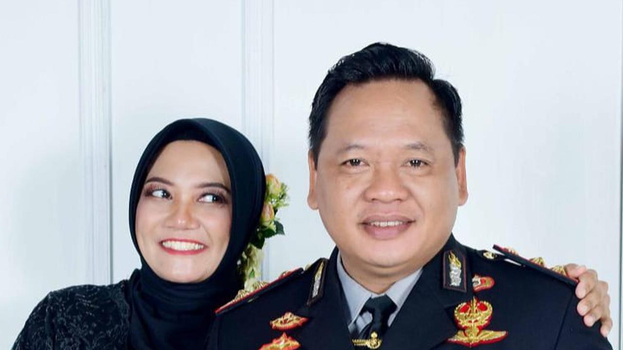 Diketahui mereka adalah pasangan AKBP Agung Budi Leksono dan Kombes Polisi Dilia Tri Rahayu Satyaningrum.<br>