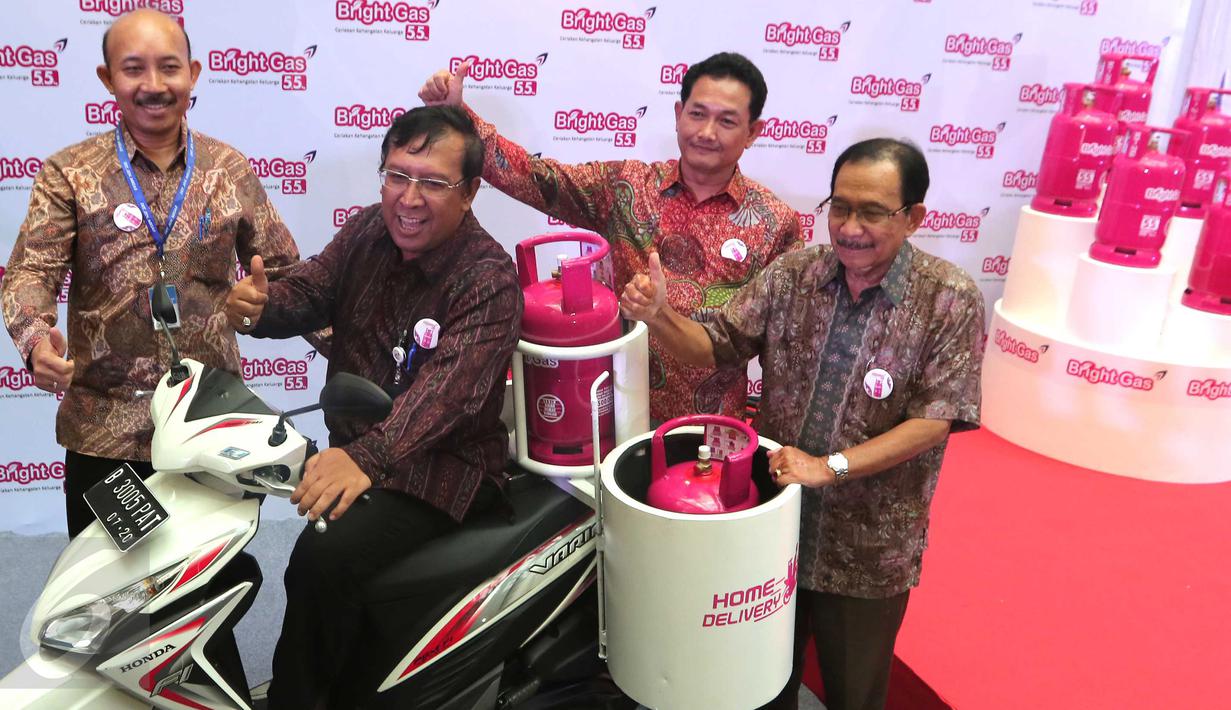 (Ki-ka) Dirjen Migas I Gusti Nyoman Wiratmaja, Direktur Pemasaran Pertamina Ahmad Bambang, SVP Non Fuel Marketing Pertamina Taryono dan Komisaris Utama Pertamina Tanri Abeng saat peluncuran Bright Gas di Jakarta, Jumat (23/10). (Liputan6.com/Angga Yuniar)