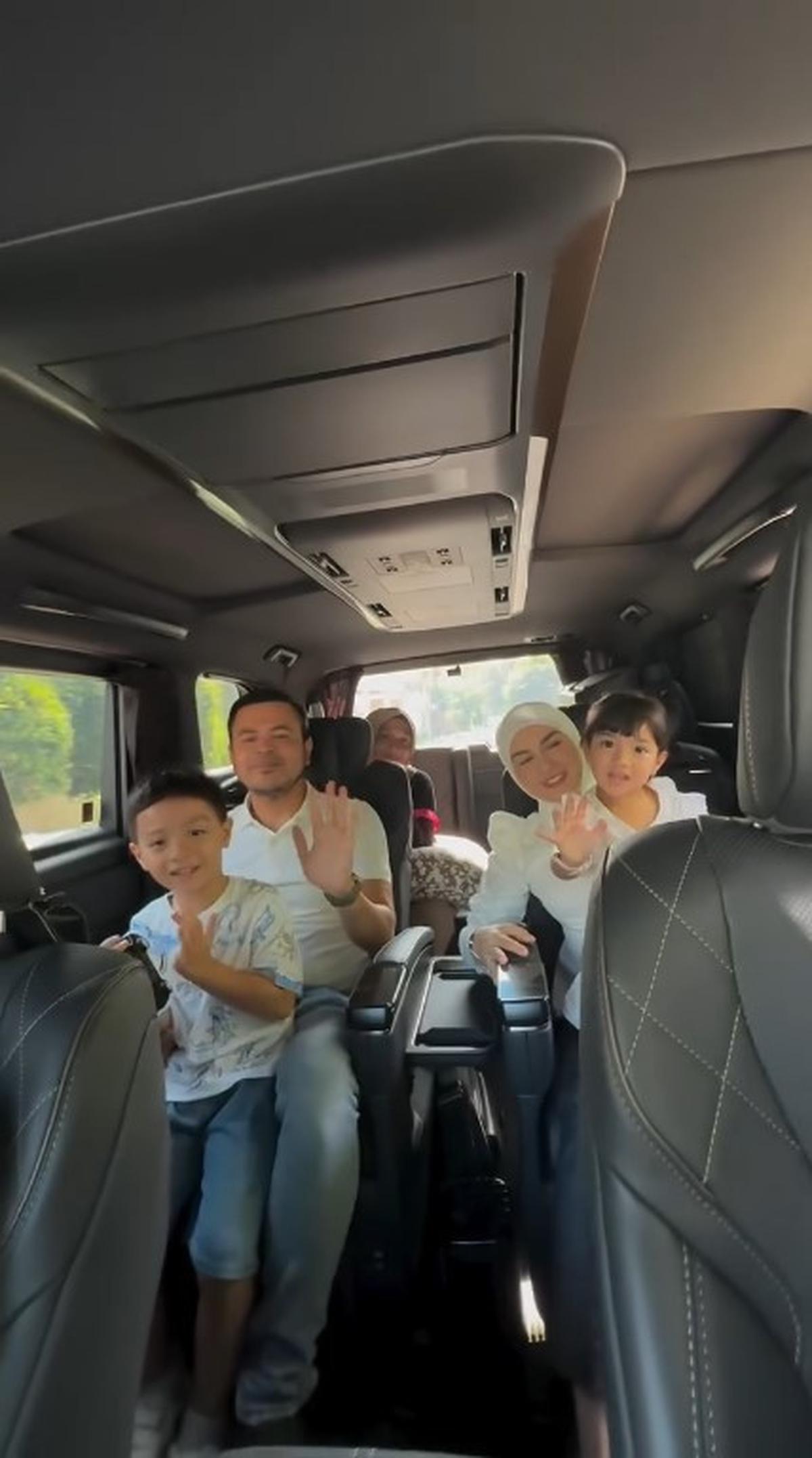 7 Potret Amala Anak Irish Bella Tampil di Acara Sekolah Pertama Kali, Didampingi Haldy Sabri