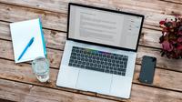 Ilustrasi laptop, mengetik, naskah, teks. (Photo by Bram Naus on Unsplash)