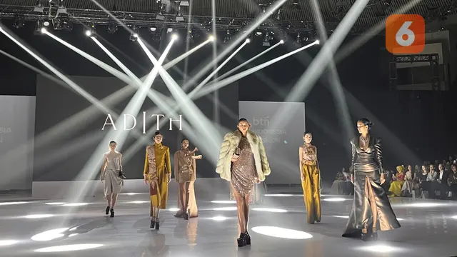 Tampilan Atiqah Hasiholan dan Randy Pangalila Saat Jadi Muse koleksi Adith di Landasan Pacu IFW 2025. (Dok: Liputan6.com/dyah)