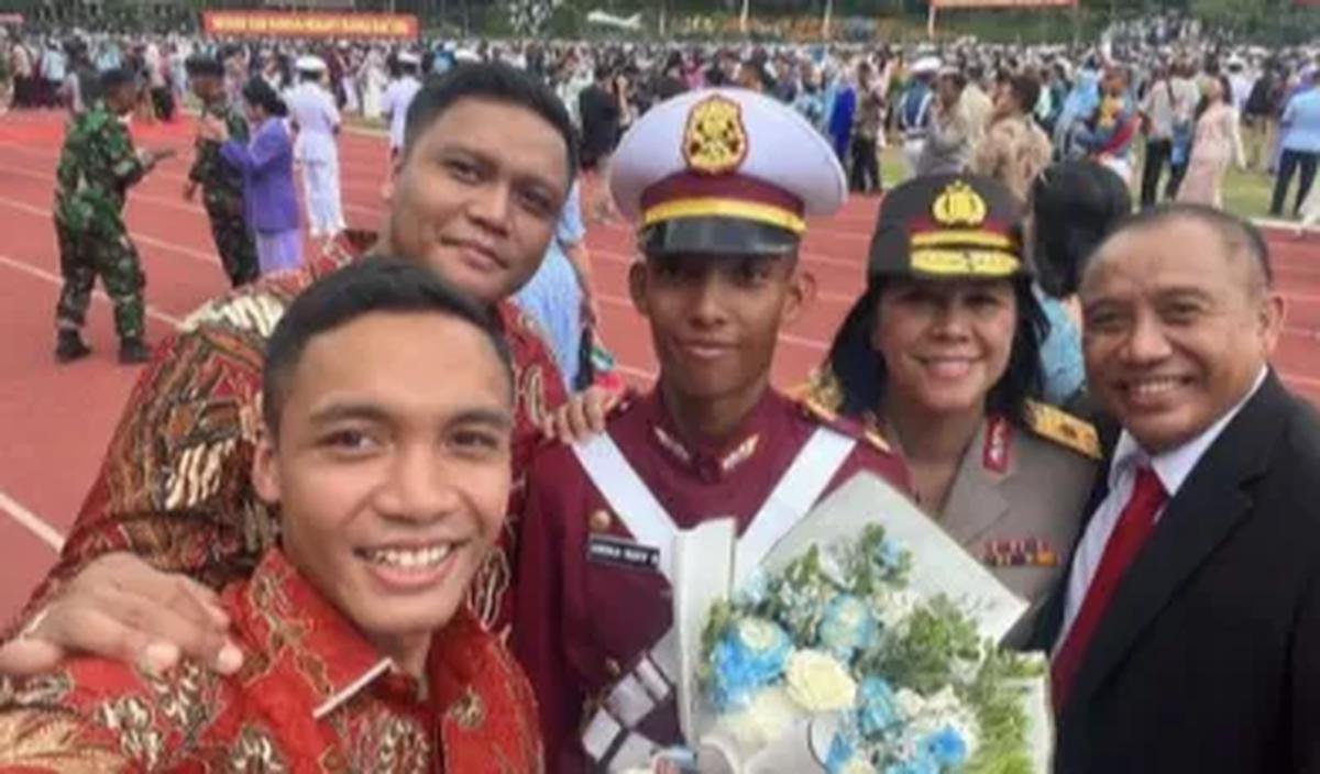 Ipda Adira Rizky nampak menghadiri upacara wisuda&nbsp;Prabhatar adiknya. Momen ini diabadikan dalam Insta Story akun pribadi @adirarizky.