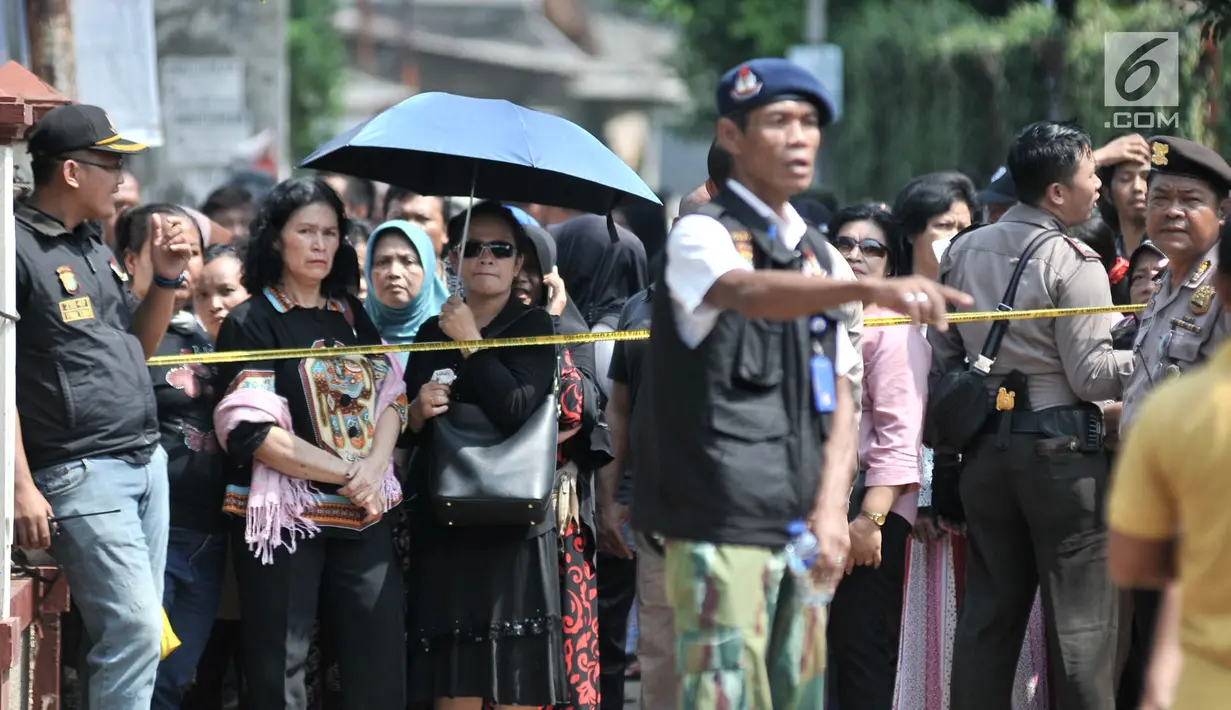 Kerumunan warga setempat menyaksikan rekonstruksi pembunuhan satu keluarga di Bojong Nangka II, Bekasi, Jawa Barat, Rabu (21/11). Rekonstruksi ini terkait pembunuhan satu keluarga dengan tersangka Haris Simamora. (Merdeka.com/Iqbal S. Nugroho)