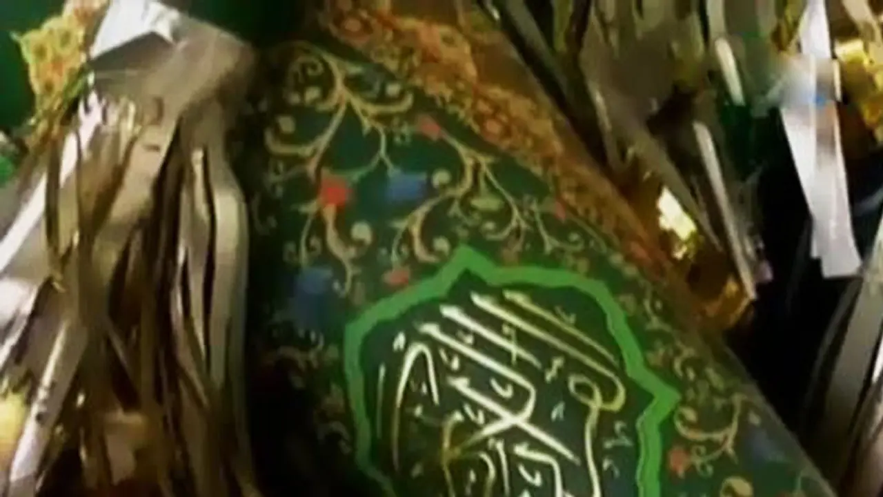 VIDEO: Polisi Sita Ratusan Terompet Sampul Alquran di Glodok