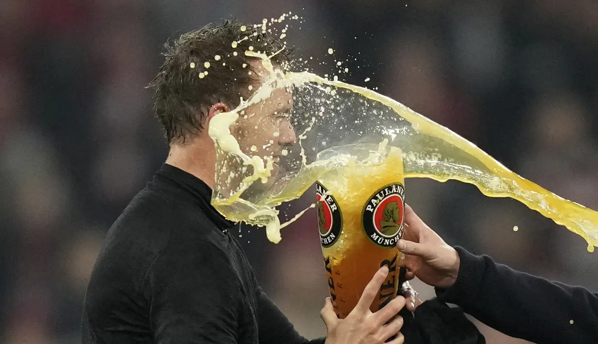 <p>Pelatih kepala Bayern Munchen Julian Nagelsmann merayakan dengan para pemain pada akhir pertandingan pekan ke-31 Bundesliga musim 2021/2022 menjamu Borussia Dortmund di Allianz Arena, Minggu (24/4/2022) dini hari WIB. Bayern Munchen kembali menjadi juara Bundesliga usai menghajar rivalnya Borussia Dortmund 3-1. (AP Photo/Matthias Schrader)</p>