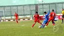 Pemain Persib Bandung U21 berusaha melewati pemain Timnas 19 Indonesia saat laga  uji coba di stadion Siliwangi Bandung, (25/2/2015). Timnas U19 Indonesia menang 2-0 atas Persib U21. (Liputan6.com/Faisal R Syam)
