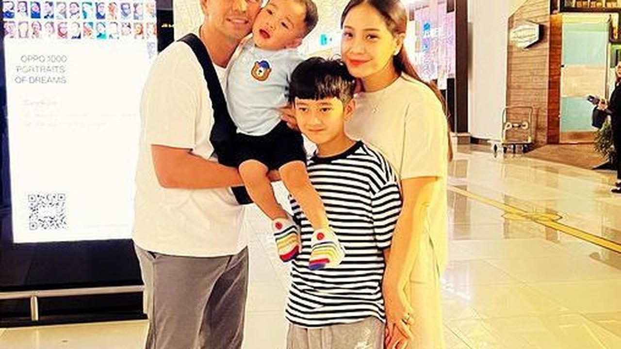 Nagita Slavina Nangis di Pesawat ke Spanyol Tanpa Anak, Pramugari Cantik Sampai Usap-usap