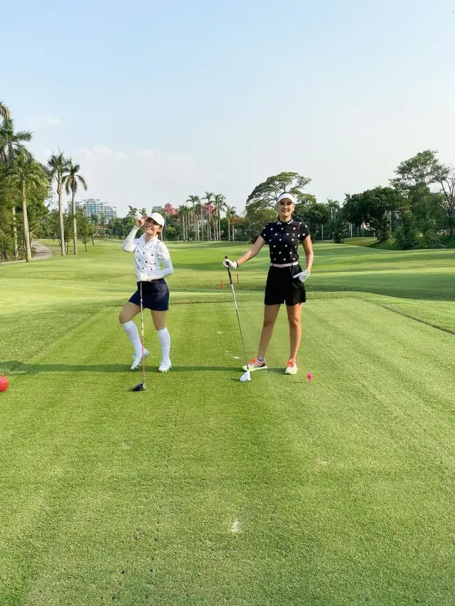 6 Gaya Luna Maya saat Main Golf, Tetap Stylish