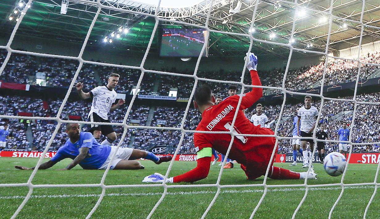 Pemain Jerman Joshua Kimmich mencetak gol ke gawang Italia pada pertandingan sepak bola UEFA Nations League di Moenchengladbach, Jerman, 14 Juni 2022. Jerman mengalahkan Italia 5-2. (AP Photo/Martin Meissner)