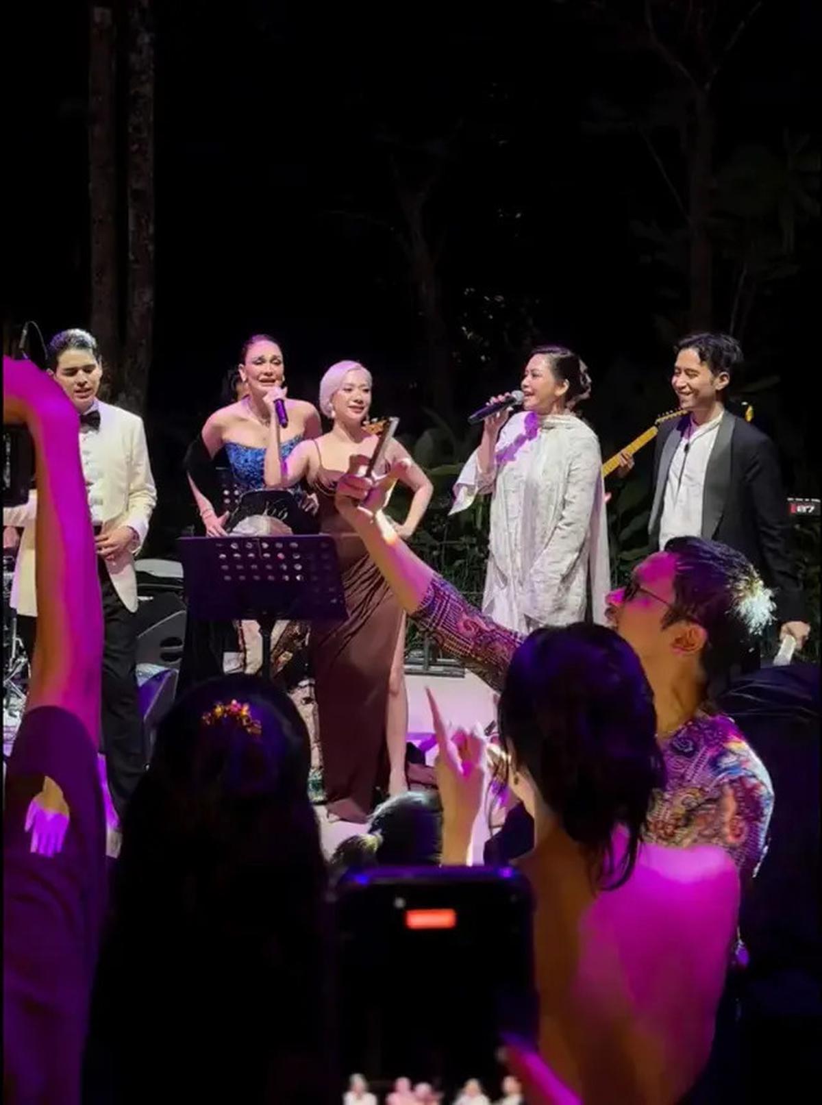 6 Potret BCL Kondangan Maxime Bouttier dan Luna Maya di Bali, Nyanyi Lagu Film Jumbo untuk Mempelai