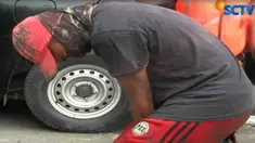 Insiden sempat terjadi dalam proses perbaikan, seorang pekerja terluka di bagian jari tangan karena tertimpa pecahan puing berukuran besar.