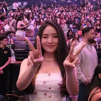 Natasha Wilona membagikan keseruannya nonton konser Ariana Grande. Ia pun memerlihatkan beberapa lagu yang dibawakan Ariana Grande. [@natashawilona12]