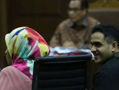 Mantan Bendahara Partai Demokrat, Muhammad Nazaruddin  saat bersaksi di proyek pengadaan e-KTP untuk terdakwa Irman dan Sugiharto di Pengadilan Tindak Pidana Korupsi (Tipikor) Jakarta, Senin, (3/4). (Liputan6.com/Helmi Afandi)