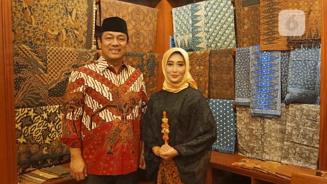 Wali Kota Semarang Hendrar Prihadi bersama manajer operasional Sanggar Batik Semarang 16, Endah Purwanti. (foto: Liputan6.com/edhie prayitno ige)
