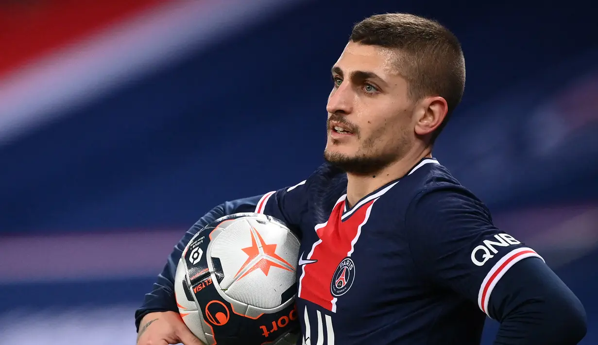 Marco Verratti. Gelandang berusia 28 tahun ini telah 9 musim memperkuat PSG sejak 2012/2013. Ia telah tampil dalam 346 laga dengan mencetak 9 gol. Musim ini ia ditemani Gianluigi Donnarumma yang sama-sama menghuni skuat Italia di Euro 2020 lalu. (Foto: AFP/Franck Fife)