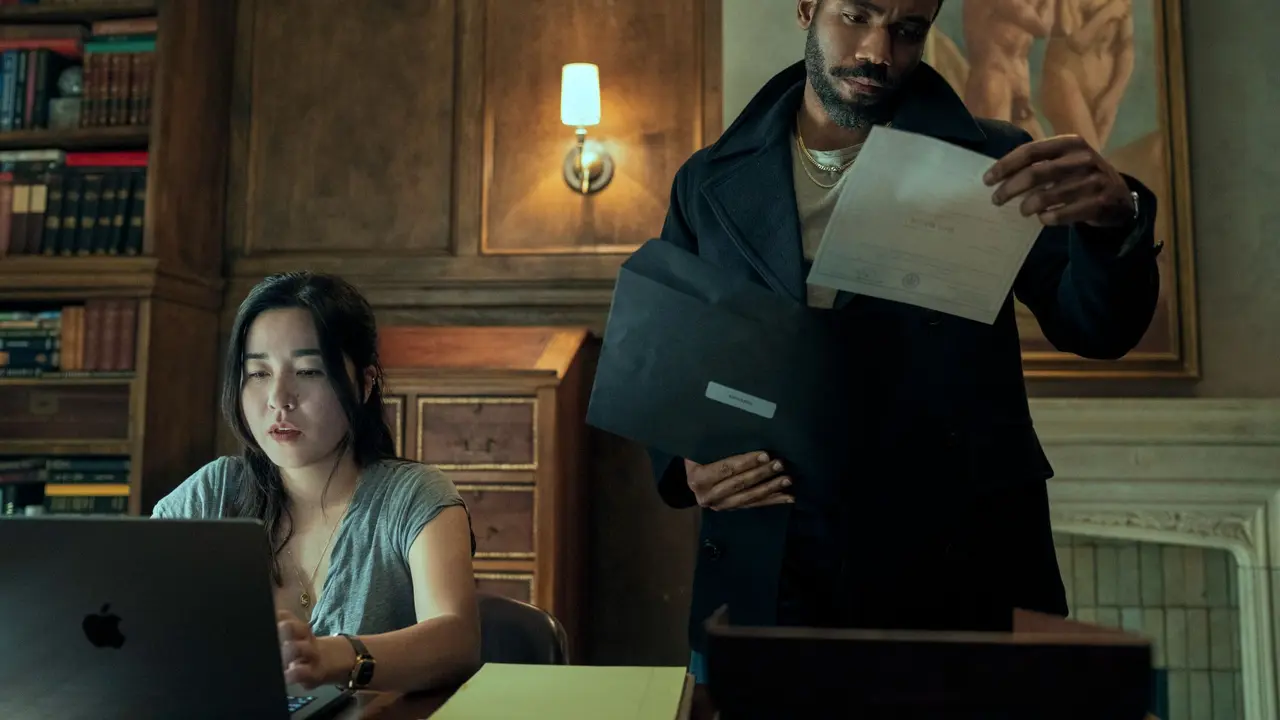 Maya Erskine dan Donald Glover dalam serial Mr. & Mrs. Smith. [Foto: Prime Video]