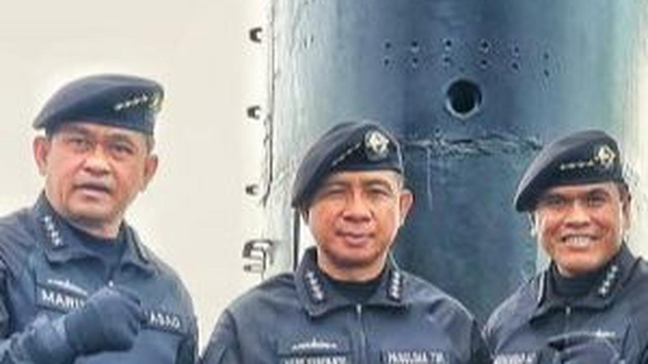 Panglima TNI dan Kasad Terima Brevet Kehormatan Hiu Kencana