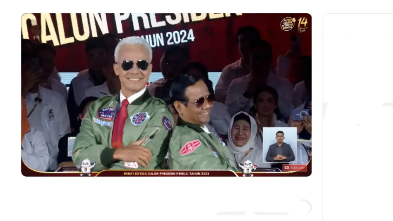 Ketika masuk ke dalam panggung debat capres, paslon nomor urut 3 Ganjar Pranowo-Mahfud Md cukup menarik perhatian. Sebab, keduanya menggunakan jaket bomber berwarna hijau dan kacamata hitam.