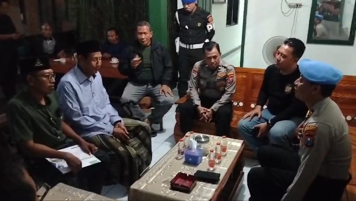 Anggota tni diduga pukul kepala sekolah di lamongan. (tangkapan layar video).