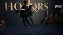 Coco Rocha berpose saat menghadiri WWD Honors Awards yang diselenggarakan oleh Women's Wear Daily di Cipriani South Street di New York pada Selasa, 25 Oktober 2022. Model Kanada Coco Rocha, 34, tampil modis dalam gaun hitam pendek yang tebal dengan pita besar di atas badan. (Michael Loccisano/Getty Images/AFP)