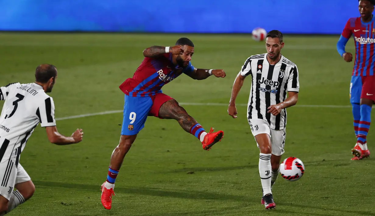 Penyerang Barcelona, Memphis Depay (kedua kiri) melakukan tendangan ke gawang Juventus pada pertandingan Joan Gamper Trophy di Estadi Johan Cruyff, Minggu (8/8/2021). Barcelona berhasil menjuarai Trofi Joan Gamper 2021 usai menggilas Juventus dengan skor 3-0. (AP/Joan Monfort)