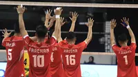 Para pemain Timnas voli putra Indonesia U-20 bersiaga di depan net saat menghadapi India pada laga perempatfinal Kejuaraan Bola Voli Asia Putra AVC U-20 2024 di Jawa Pos Arena Surabaya, Sabtu (27/7/2024) malam. Timnas voli putra Indonesia U-20 menang 3-1 (25-20, 25-23, 16-25 dan 25-18). (Dok. PBVSI)