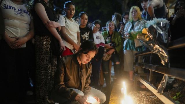 Penggemar berkumpul di hotel tempat Liam Payne jatuh dan tewas.. (AP Photo/Natacha Pisarenko)