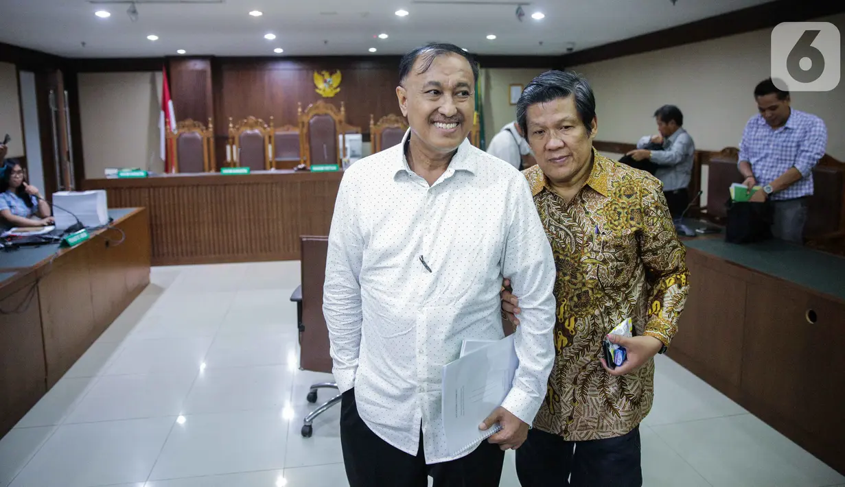 Ekspresi terdakwa kasus korupsi KTP elektronik Markus Nari usai menjalani sidang pembacaan pledoi di Pengadilan Tipikor, Jakarta, Senin (4/11/2019). Sebelumnya, JPU KPK menuntut Markus Nari 9 tahun penjara dan denda Rp 500 juta subsider pidana kurungan selama 6 bulan. (Liputan6.com/Faizal Fanani)