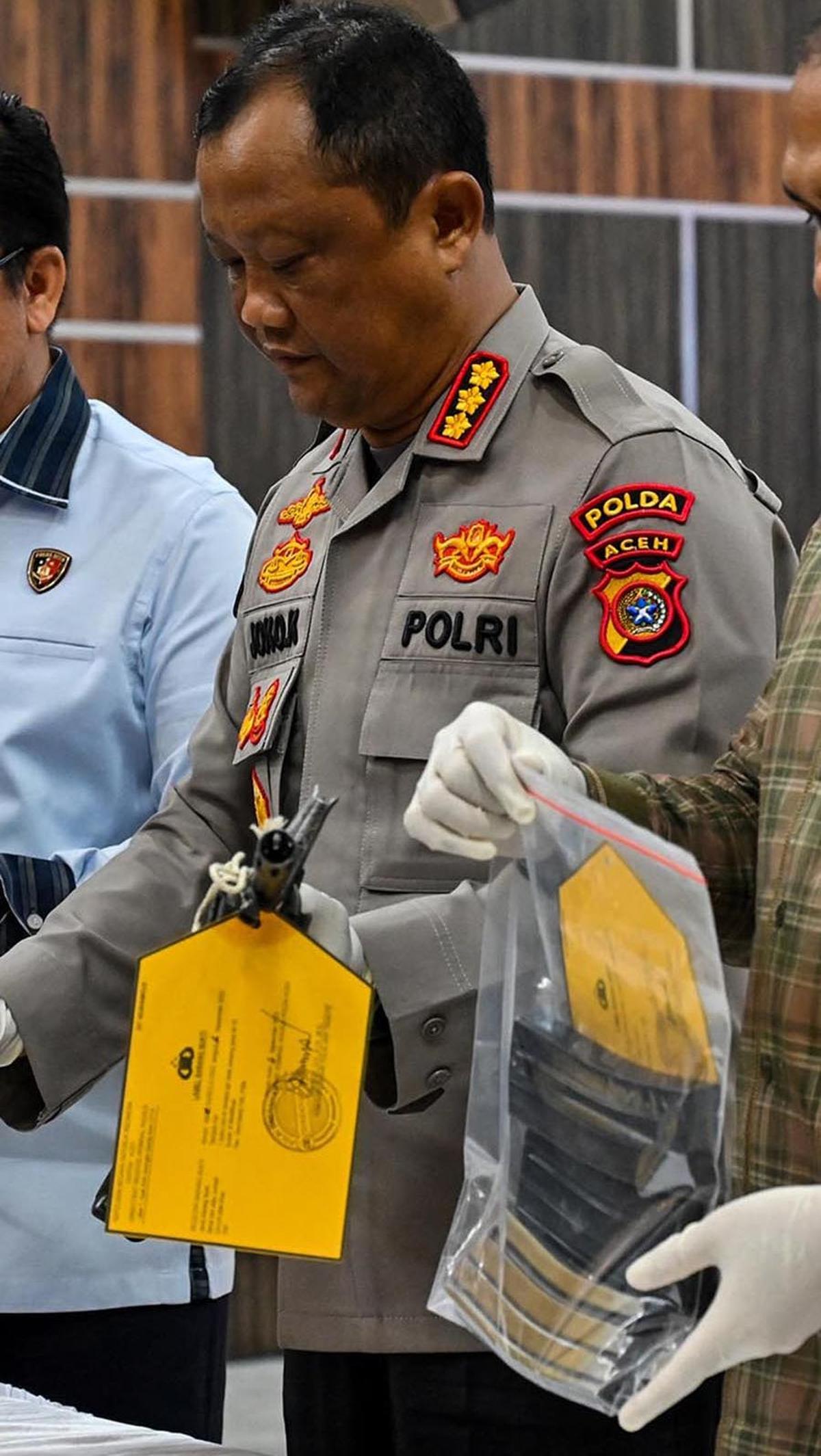 "Ada tokoh masyarakat namanya minta dirahasiakan, di Pidie yang dengan kesadaran sendiri menyerahkan 2 pucuk senpi laras panjang jenis M-16,"&nbsp;<br>kata Dirreskrimsus Polda Aceh Kombes Winardy, Rabu (6/9).